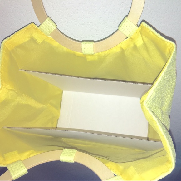 COPY - Yellow Tote Bag with Wooden Handles - Brand New - Perfect for Spring & B… - Picture 3 of 6